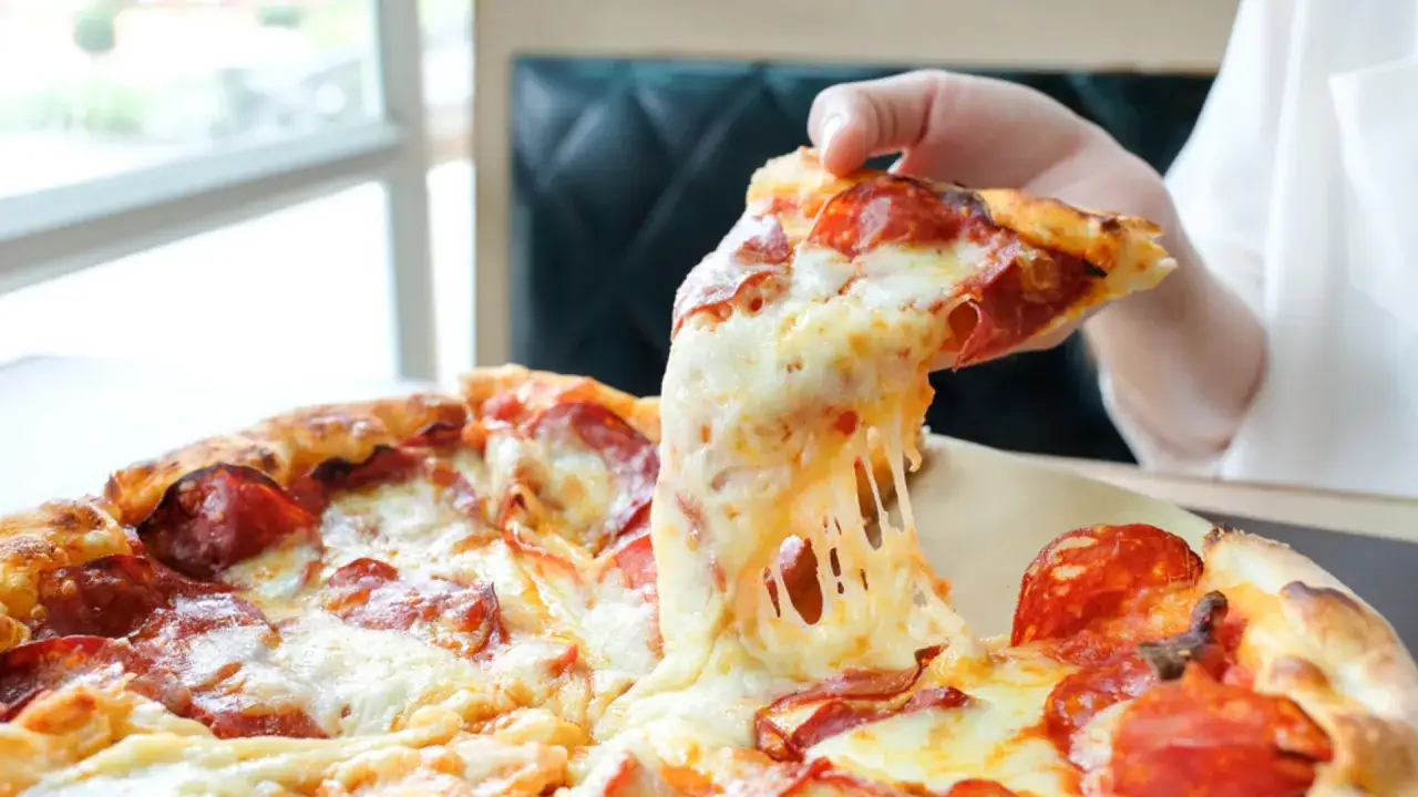 Dlaczego pizza jest niezdrowa? Odkryj pułapki i jedz ją zdrowiej!