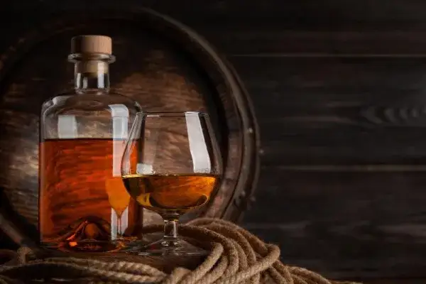 Whisky: Co to jest? Przewodnik dla początkujących po świecie smaków