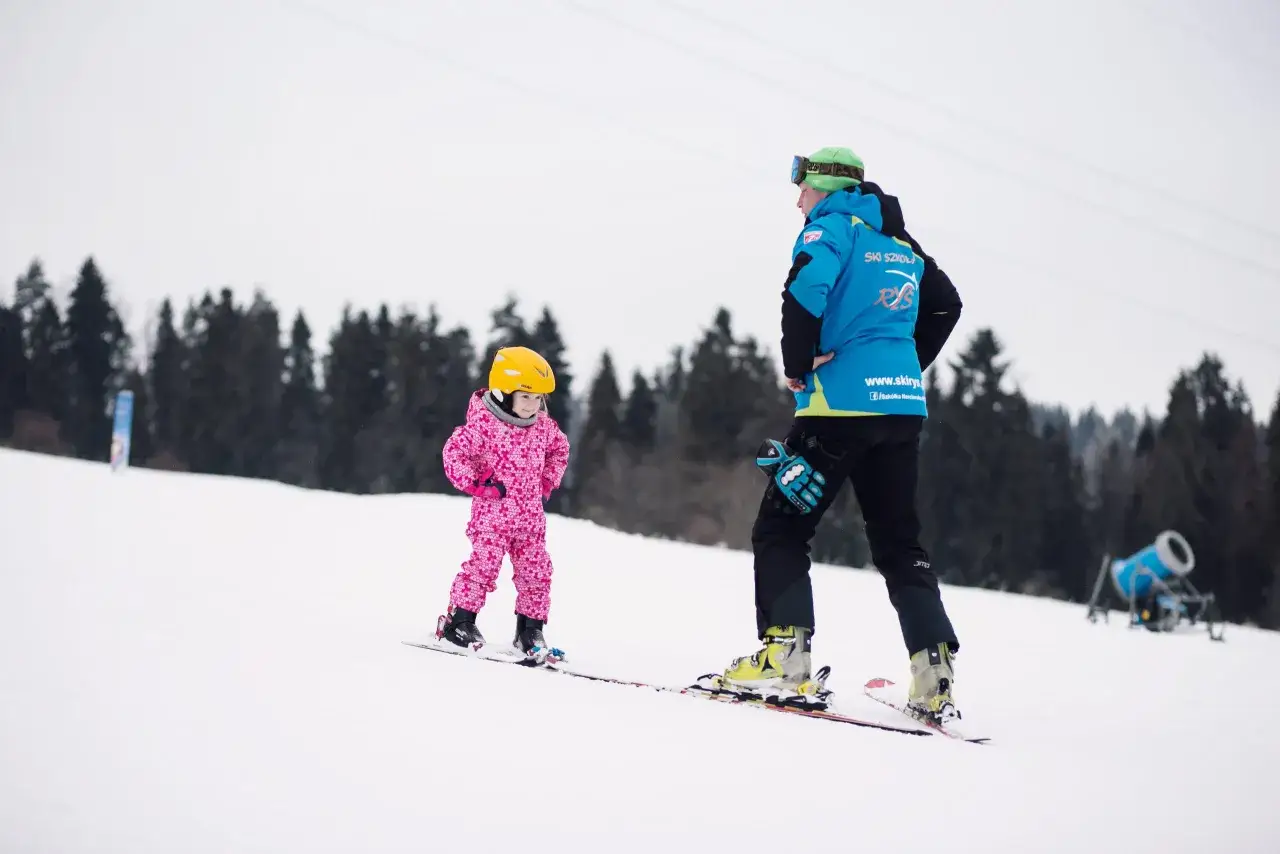 Pierwsze narty? Gdzie uczyć się w Polsce i ile to kosztuje?