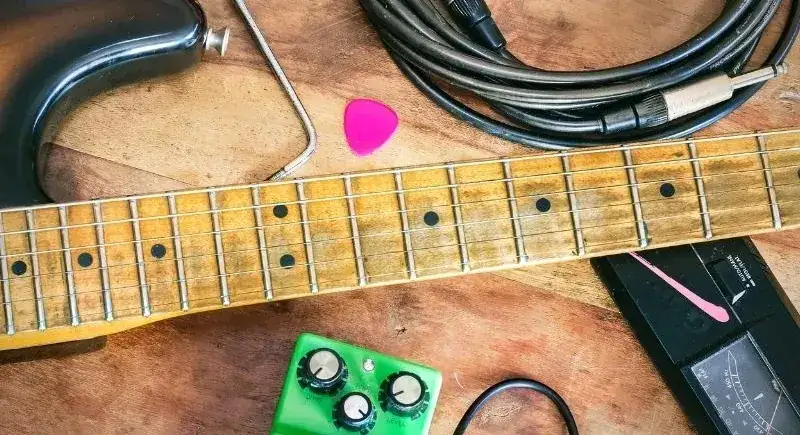 Co jest potrzebne do gitary elektrycznej? Kluczowe akcesoria dla każdego muzyka