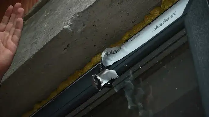 Skuteczne sposoby na usunięcie taśmy z okien bez resztek kleju