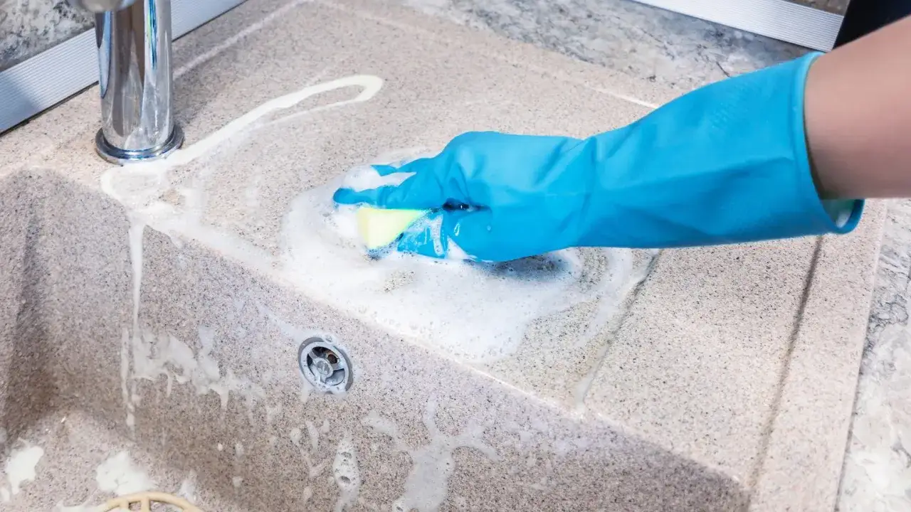 Czym wyczyścić jasny zlew granitowy? Poznaj sekrety czystości!