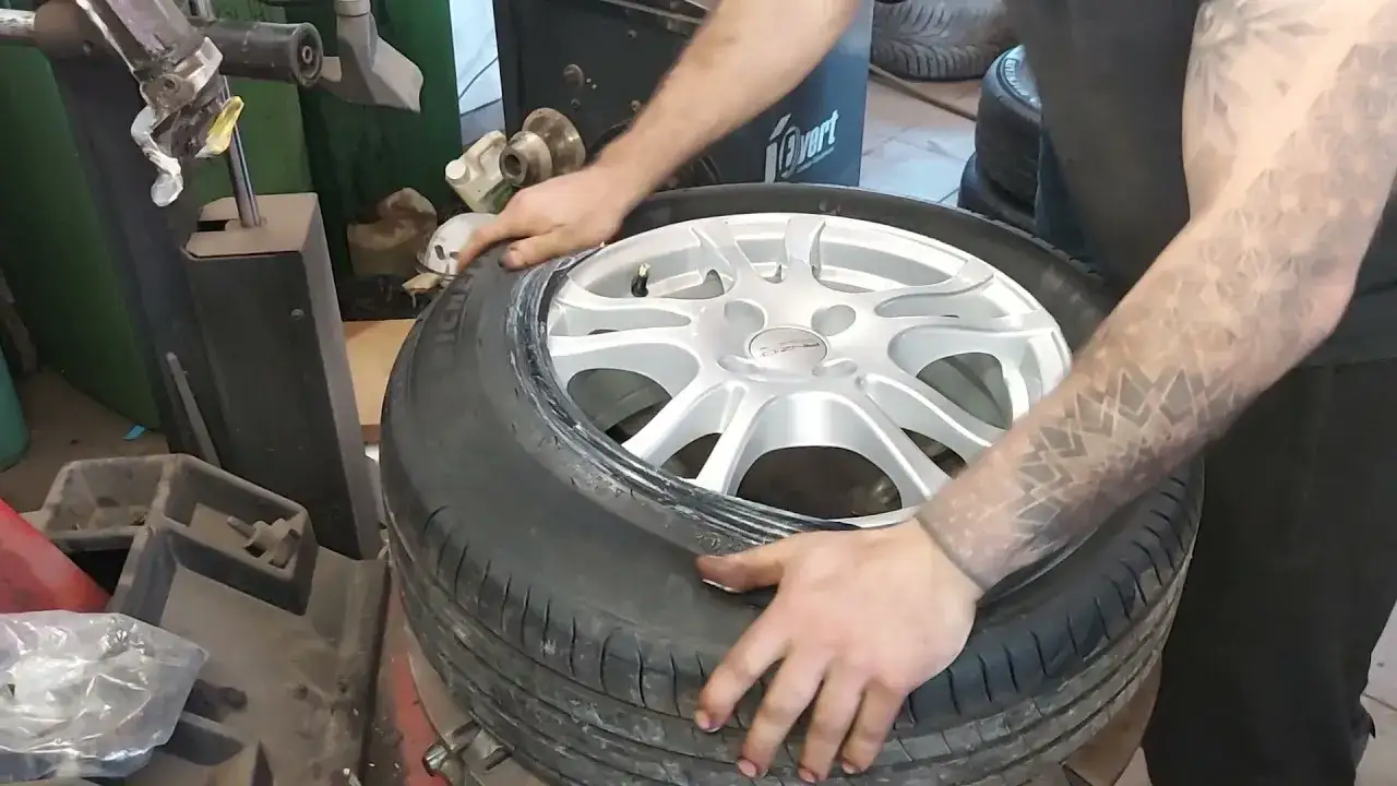 Jak samemu zdjąć oponę z felgi - uniknij kosztów serwisu i bólu