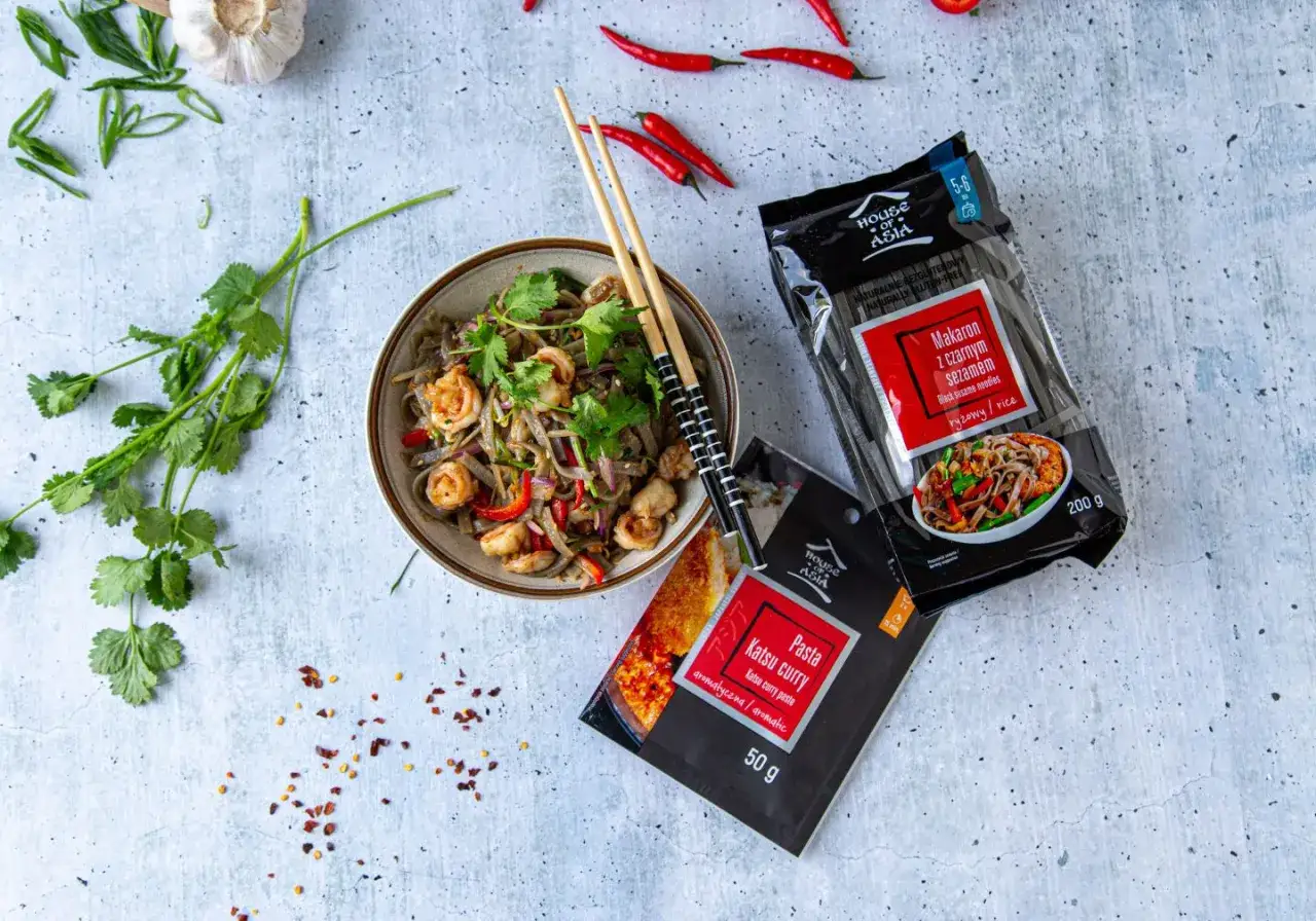 Makaron ryżowy z czarnym sezamem i krewetkami, gotowy do przygotowania według przepisów House of Asia.