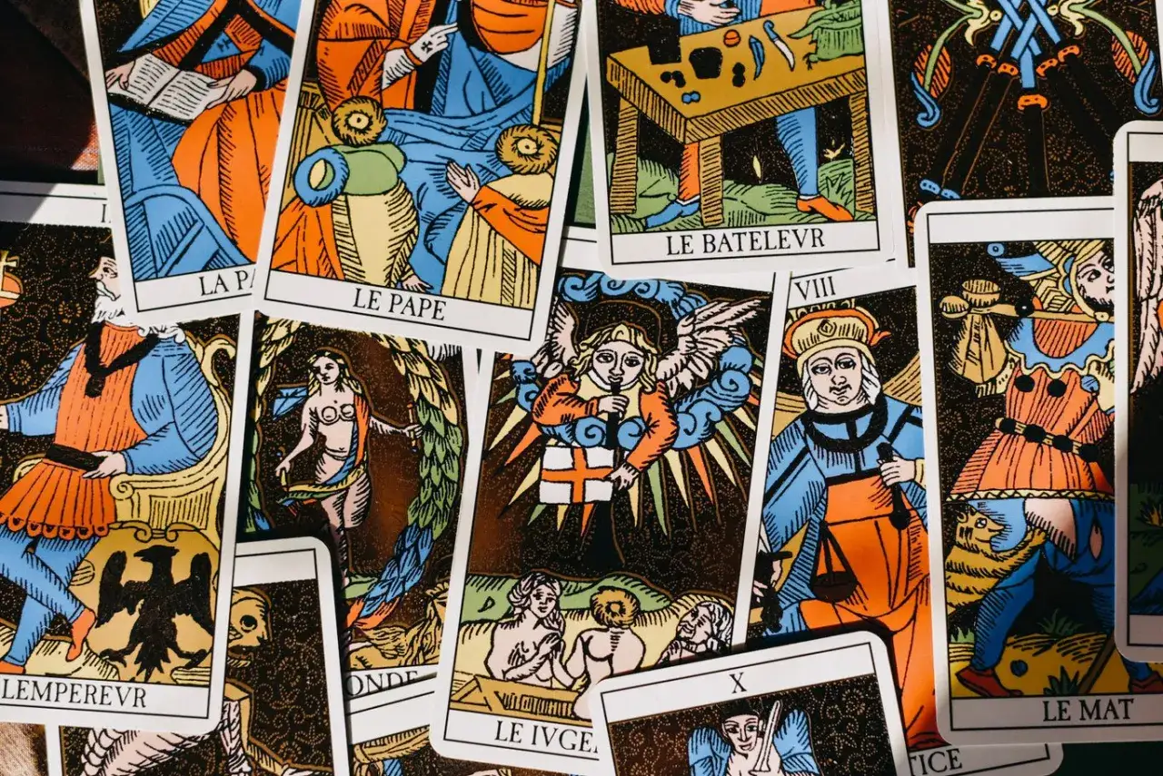 Tarot dla każdego: Jak interpretować karty i zrozumieć siebie?