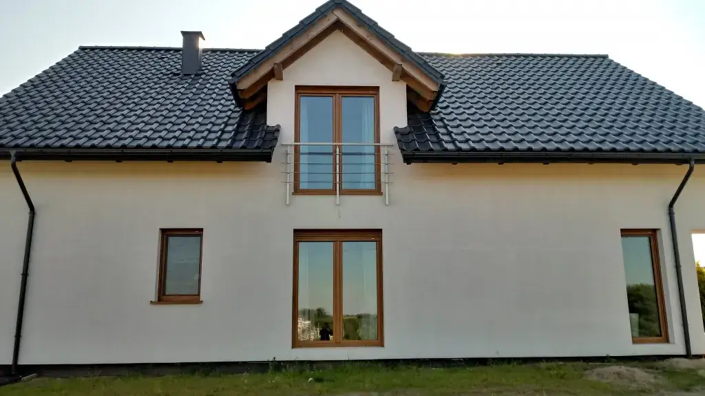 Co pierwsze: elewacja czy balustrada? Kluczowe informacje przed montażem