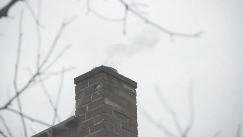 Jak usunąć zapach sadzy z komina i poprawić jakość powietrza