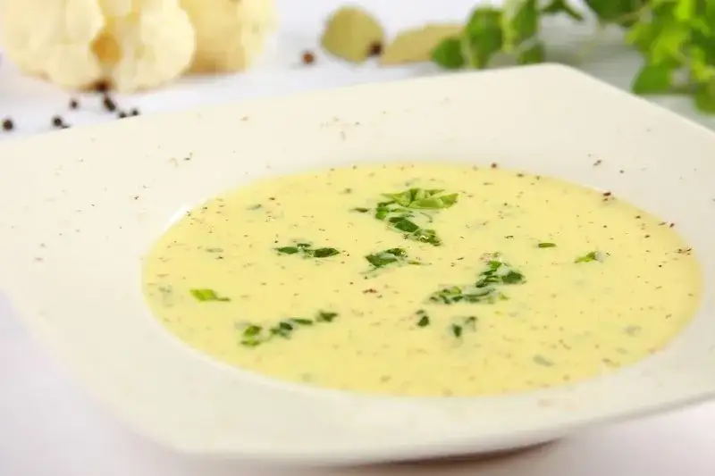 Zupa kalafiorowa: przepis krok po kroku i porady kulinarne