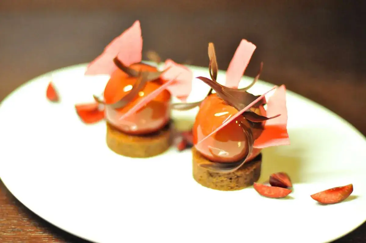 Co zrobić do jedzenia na rocznicę ślubu: romantyczne pomysły na kolację