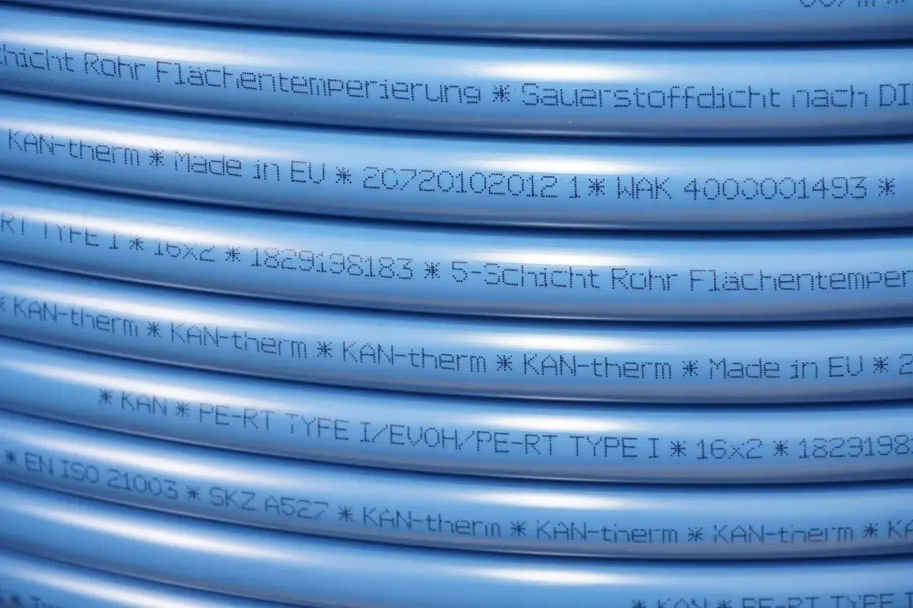 Niebieska rura KAN-therm, idealna do ogrzewania podłogowego, z oznaczeniami Made in EU i normami.