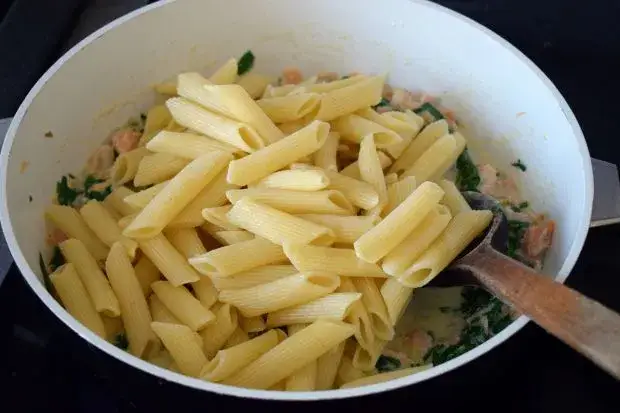 Penne al salmone: prosty przepis na pyszne danie z łososiem