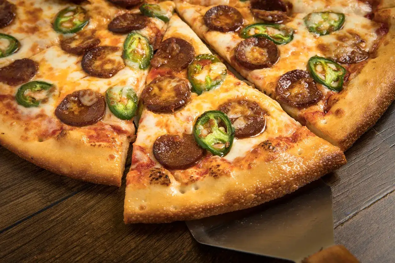 Pikantna pizza z pepperoni i jalapeño, która przypomina o tym, skąd pochodzi pizza – z Neapolu.