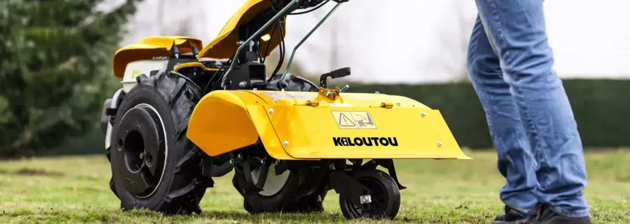 Zastanawiasz się, ile kosztuje wypożyczenie glebogryzarki? Żółta maszyna czeka na Ciebie, by przygotować ogród.