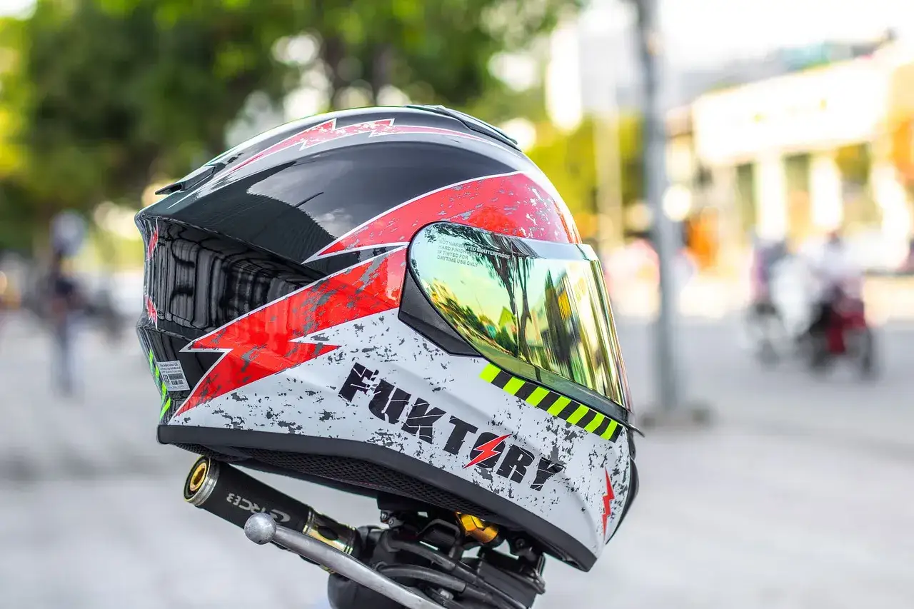 Kask motocyklowy: Jak wybrać idealny? Norma ECE 22.06 i dopasowanie