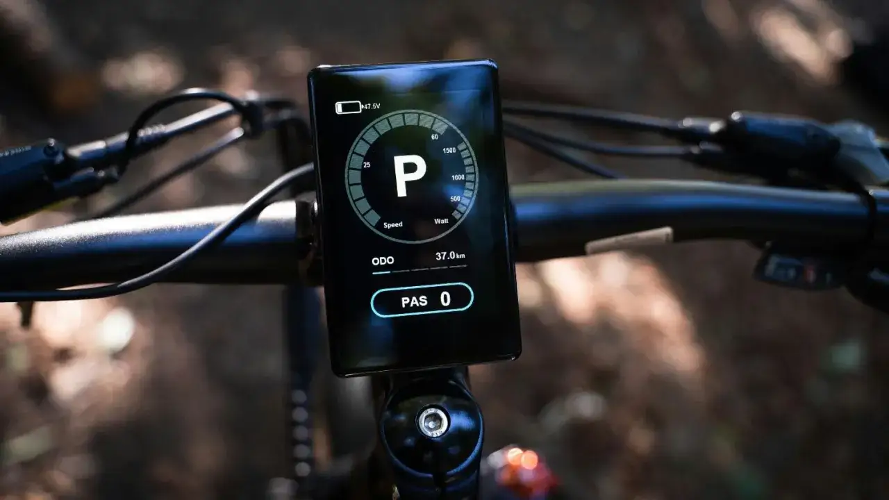 Wyświetlacz roweru elektrycznego pokazuje stan baterii 47.5V. Poznaj wskazówki, jak dbać o baterie, by dłużej cieszyć się jazdą.