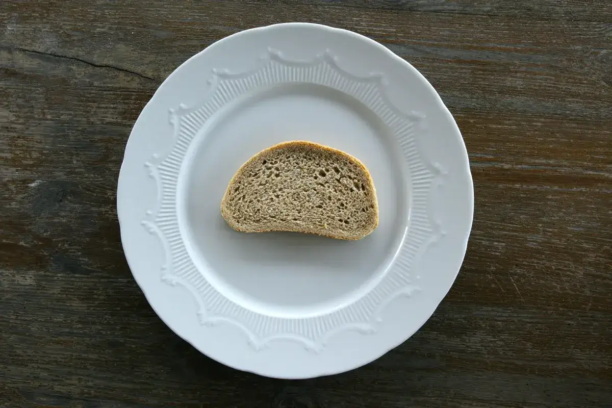 Ile kcal ma chleb? Poznaj prawdę o pieczywie i diecie.