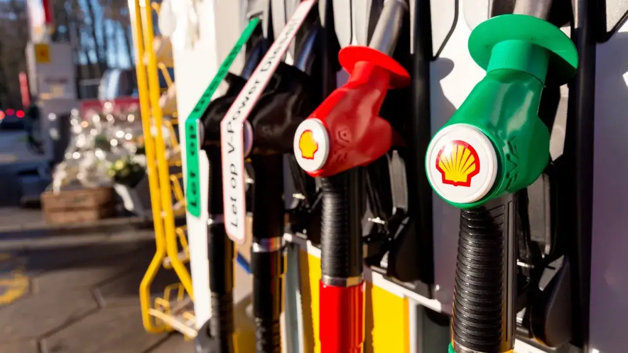 Pistolety do tankowania, w tym paliwo Verva Diesel, na stacji Shell.