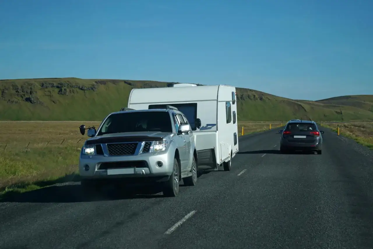 Czy bus z przyczepą musi mieć e-toll? Sprawdź ważne zasady i kary