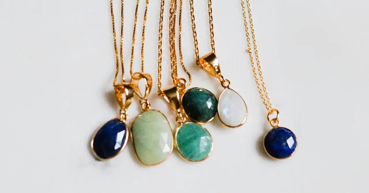 Jaka biżuteria do niebieskiej sukienki na wesele, by zachwycić?