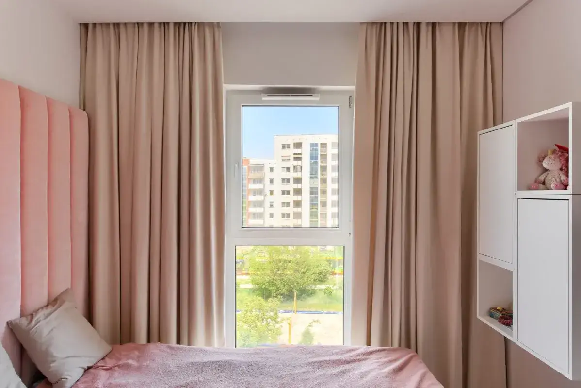 Jak upiąć zasłony na karniszu: proste metody, które musisz znać