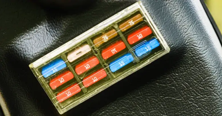 Jak sprawdzić bezpieczniki w aucie multimetrem i uniknąć kosztownych napraw