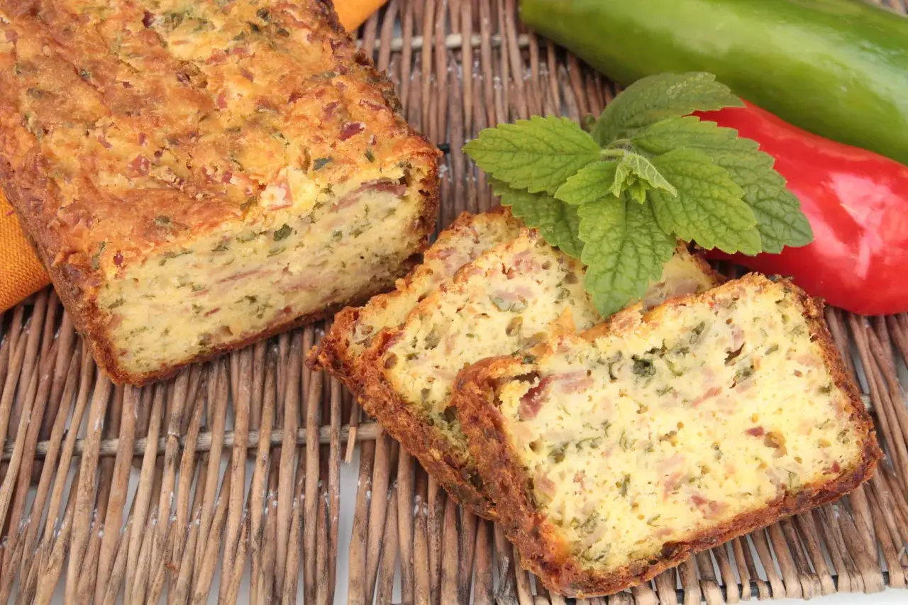 Czym wyłożyć formę do pieczenia pasztetu, aby uniknąć przywierania?