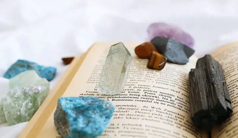 10 kryształów pomagających w nauce: skuteczne wsparcie w koncentracji