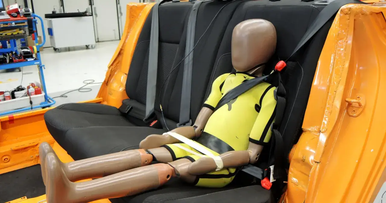 Jak zamontować fotelik w samochodzie - uniknij niebezpieczeństwa dla dziecka