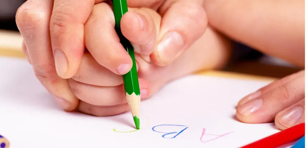 Prawidłowy chwyt kredki: etapy, ćwiczenia i kiedy do specjalisty?
