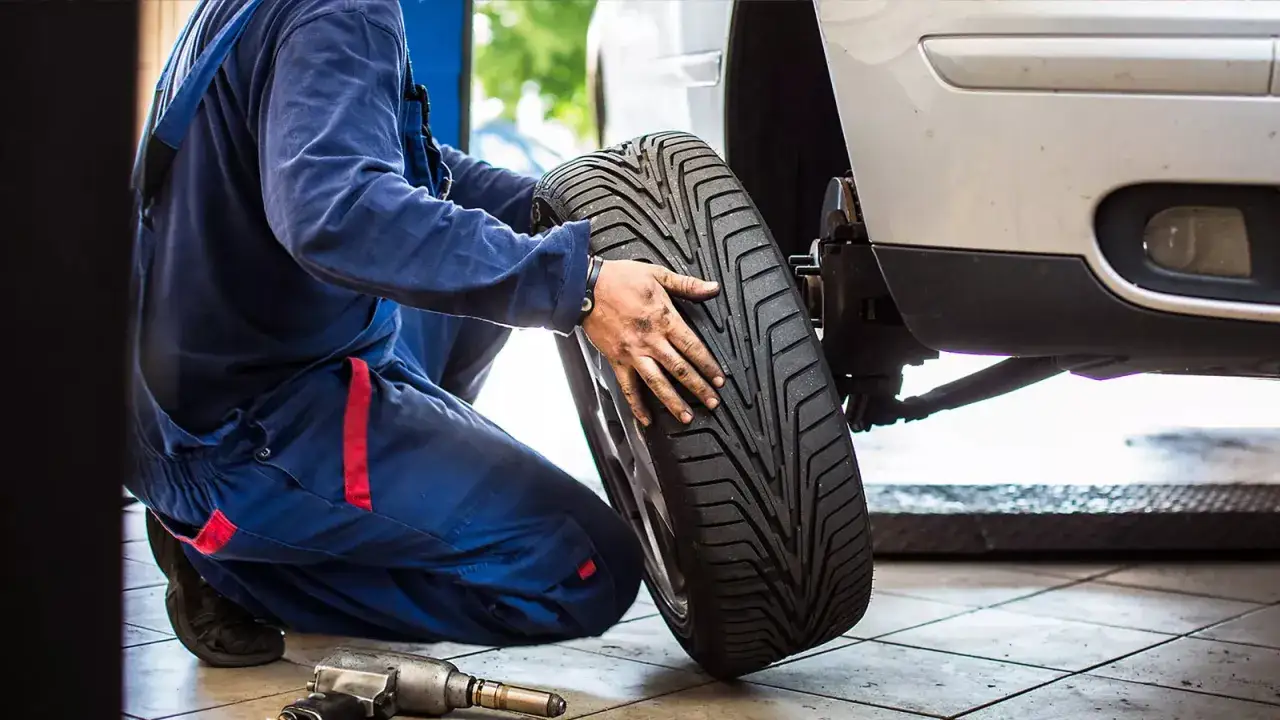 Opony fabryczne Toyota: Wybierz mądrze! OE czy zamiennik?