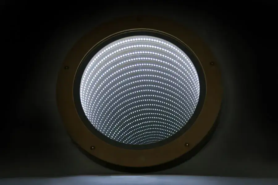 Lustro nieskończoności - wyjątkowy element dekoracyjny do Twojego wnętrza