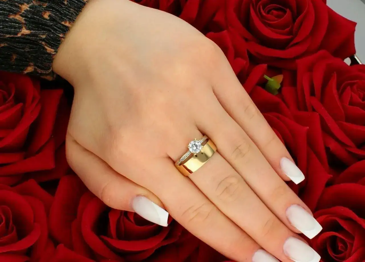 Pierścionek jak obrączka – elegancka biżuteria łącząca style