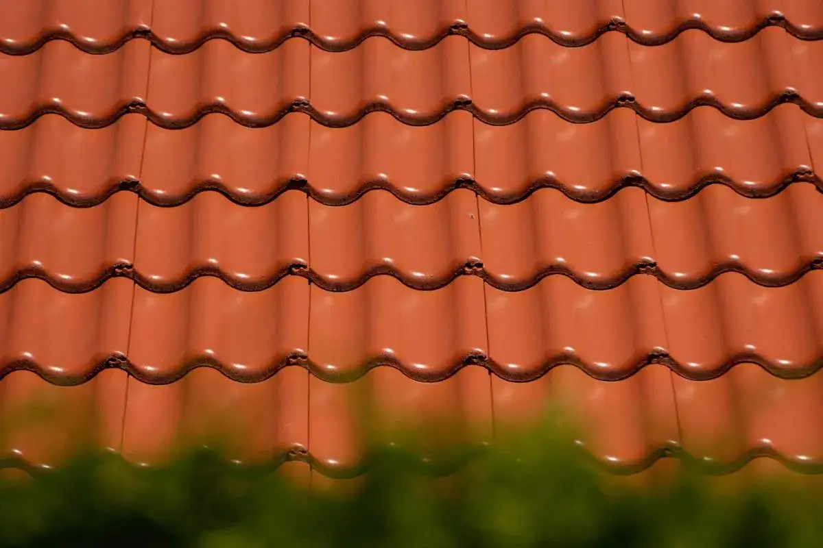 Ile kosztuje metr dachówki ceramicznej? Sprawdź ceny i oszczędź na dachu