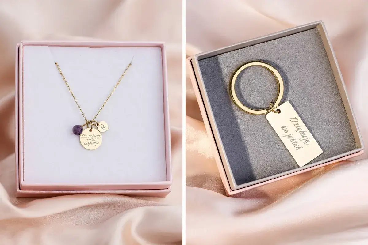 Złoty naszyjnik z zawieszką "Dla kobiety, która inspiruje" i brelok z napisem "Dziękuję, że jesteś w moim życiu".