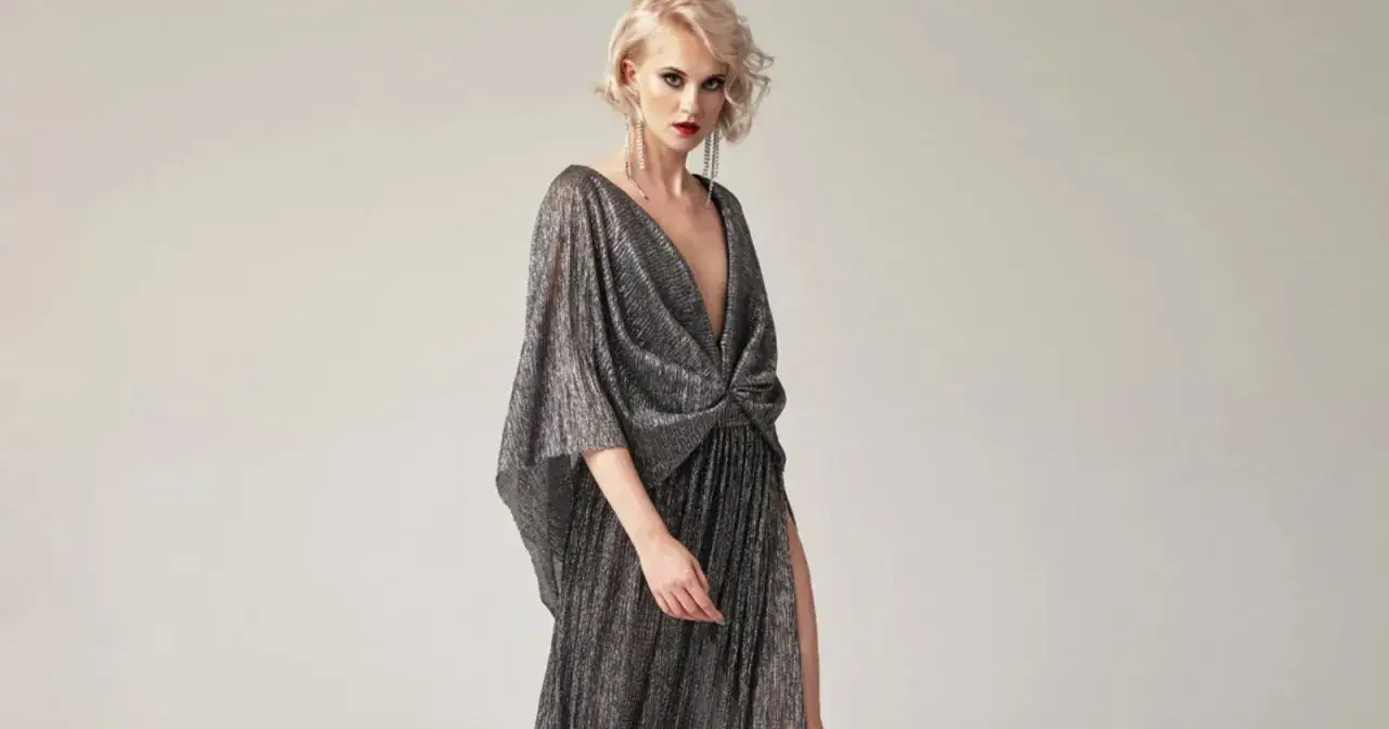 Jaka biżuteria do srebrnej sukienki, aby wyglądać olśniewająco?