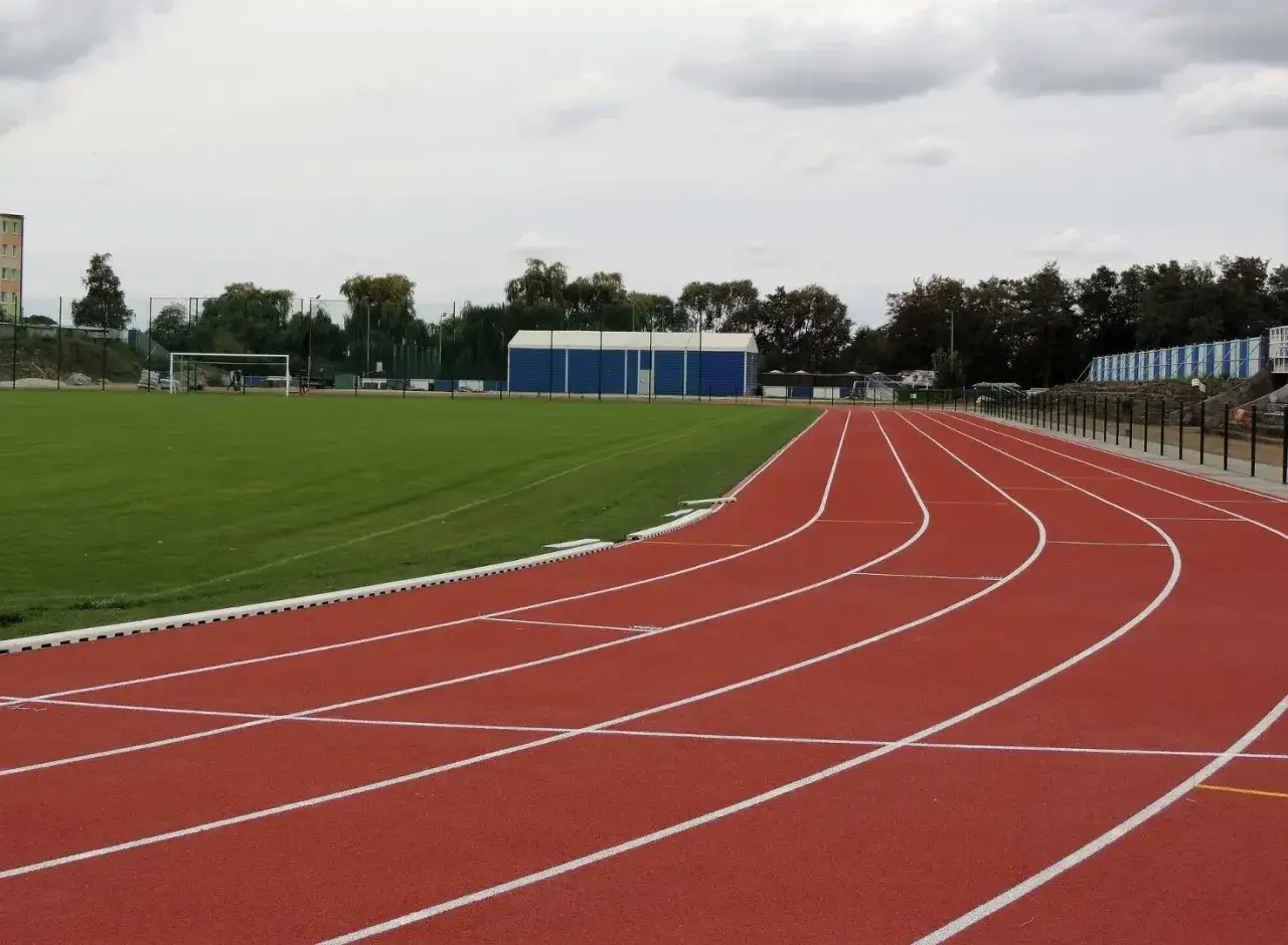Ile metrów ma bieżnia na orliku? Oto zaskakujące szczegóły!