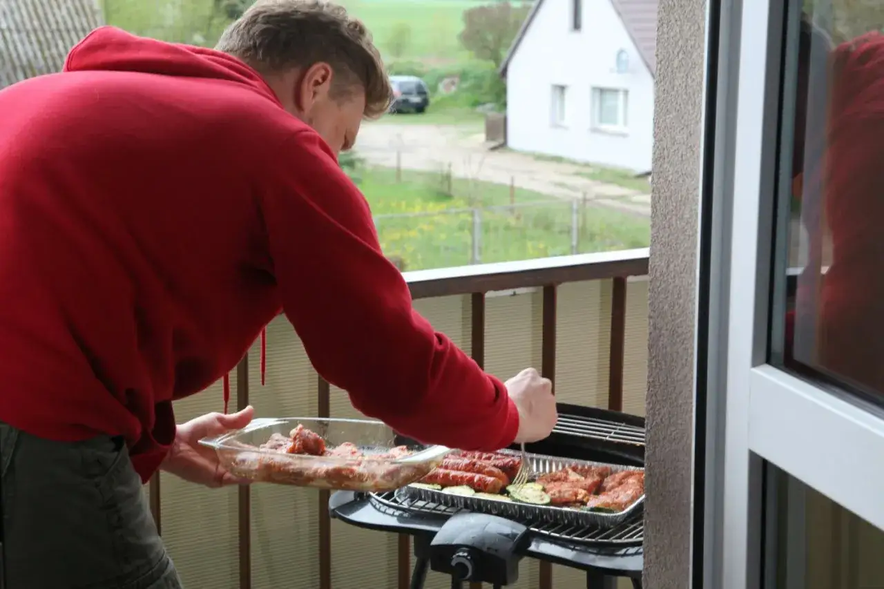 Czy grill na balkonie w bloku jest legalny? Uniknij mandatu!
