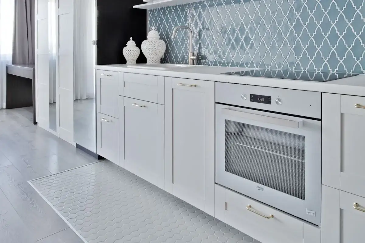 Jakie płytki na podłogę w kuchni wybrać, aby uniknąć problemów?