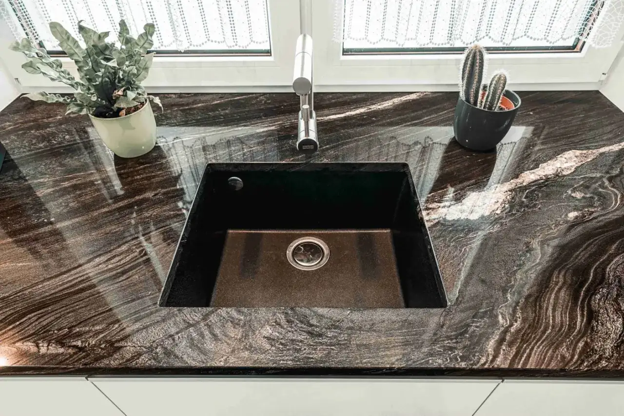 Jaki blat do ciemnych mebli kuchennych, aby uniknąć błędów w aranżacji?