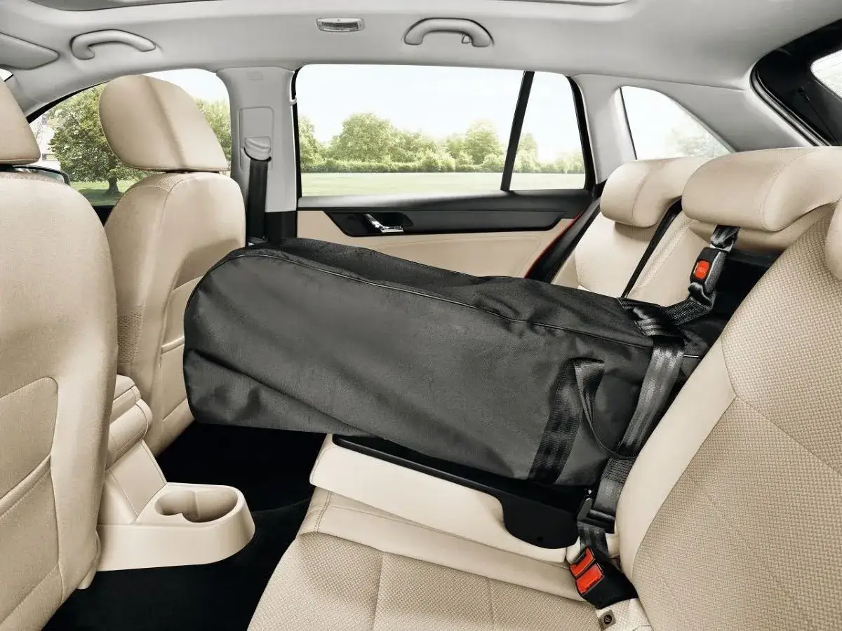 Narty w samochodzie: jak przewieźć je bezpiecznie i bez mandatu?