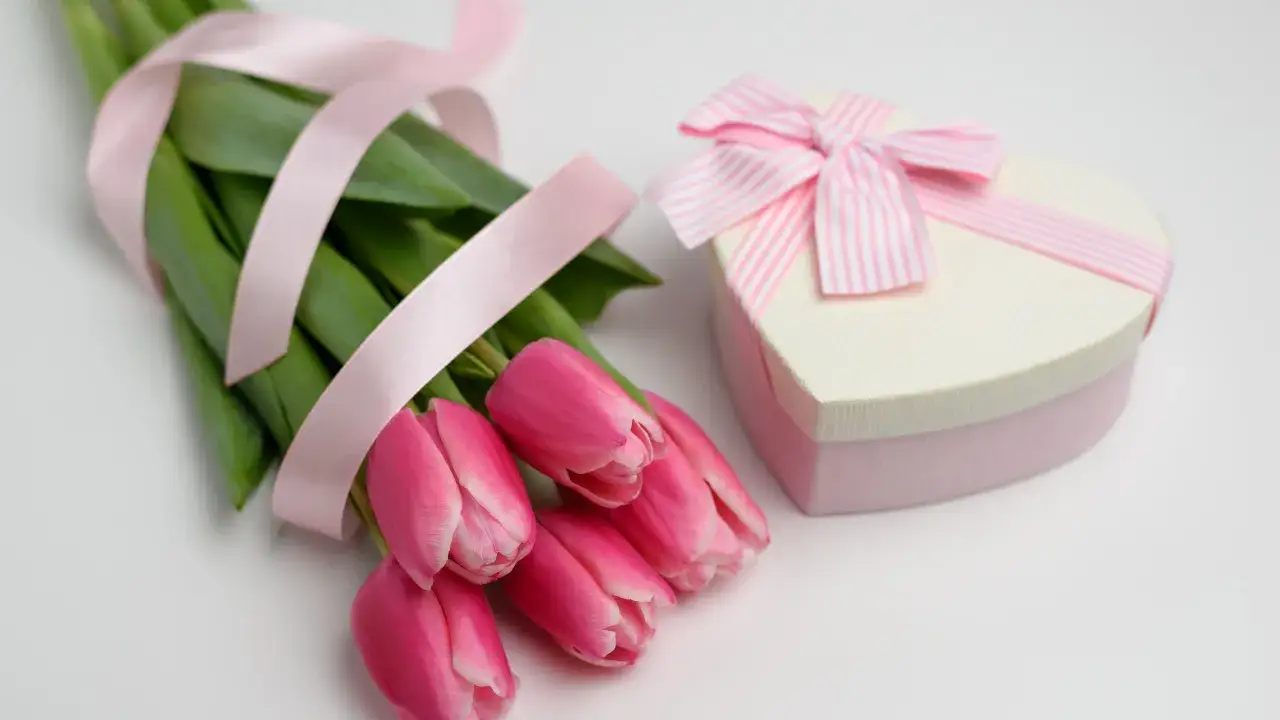 Urodziny siostry: Jak wybrać prezent, który chwyci za serce?