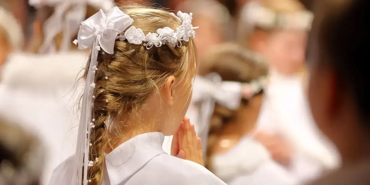 Ile się daje na komunie? Sprawdź, ile to kosztuje w 2025 roku