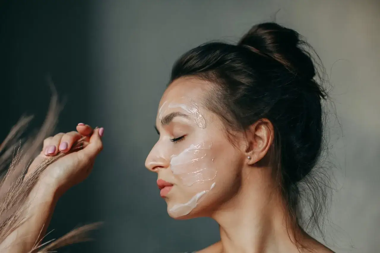 Jaki peeling do cery dojrzałej? Odzyskaj młodość skóry!