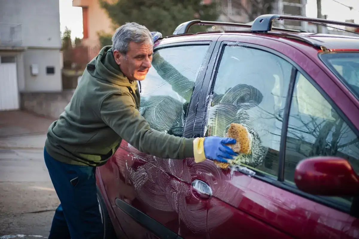 Mycie auta pod domem: Czy to legalne? Gminne zasady i kary