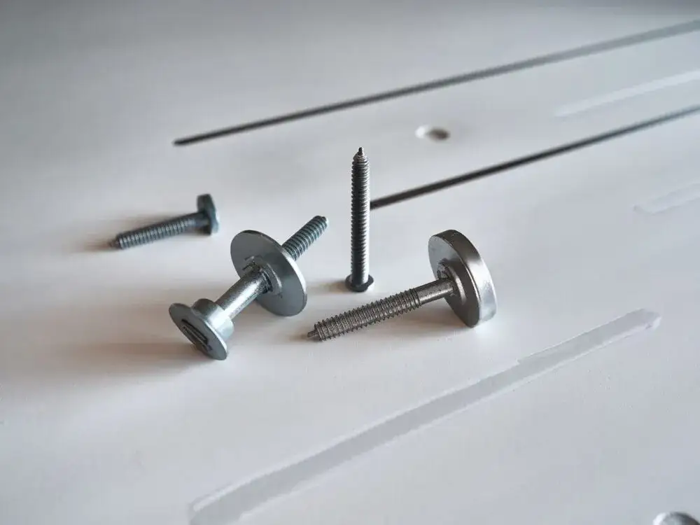 Jakie kołki do listwy montażowej? Uniknij błędów przy wyborze