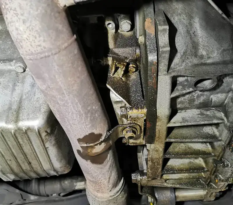 Wyciek oleju z silnika - gdzie szukać przyczyn?