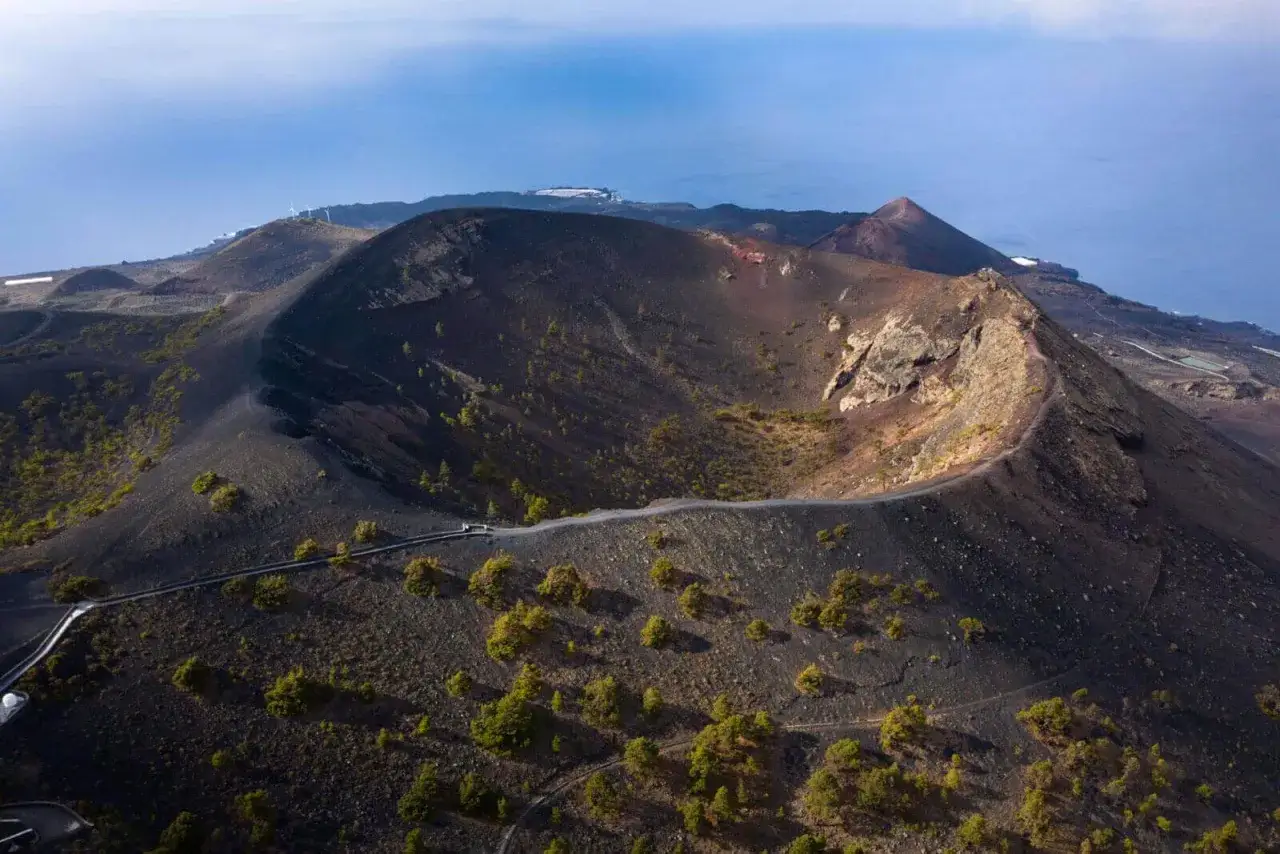 Krajobraz wulkaniczny na la palma wyspa. Kratery, drogi i wiatrówki na tle oceanu.