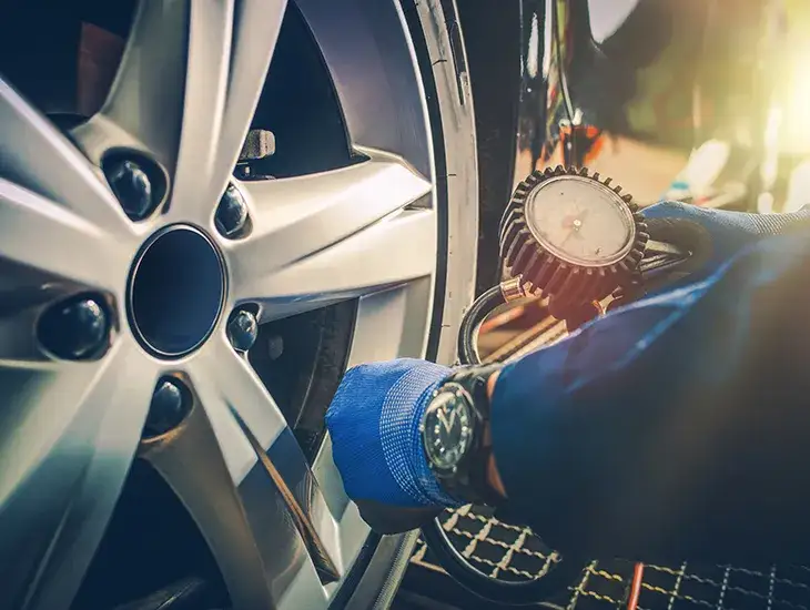 Jakie ciśnienie w oponach zimą zapewni bezpieczną jazdę? Sprawdź zalecenia!