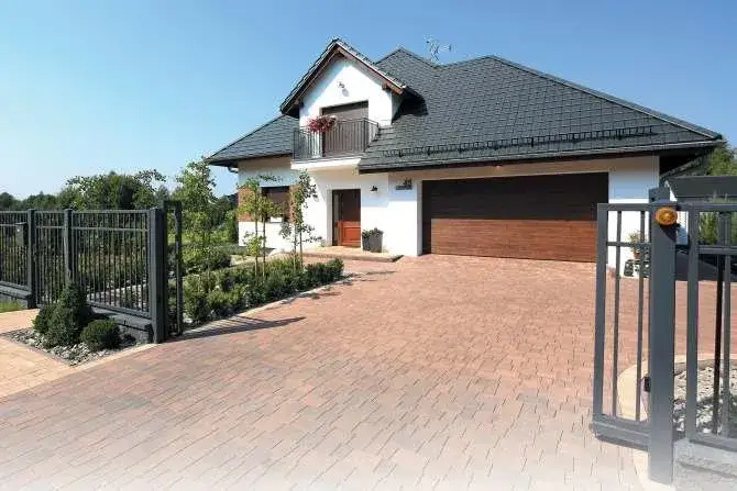 Jaką kostkę brukową wybrać do brązowego dachu, aby uniknąć błędów?