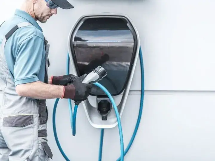 Jaką ładowarkę do samochodu elektrycznego wybrać, aby zaoszczędzić?